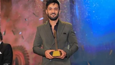 حسني شتا يهدي جمهوره جائزة 