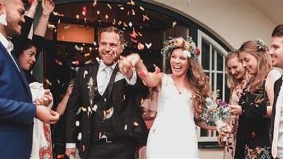 قطع جذع شجرة .. اغرب عادات الزواج حول العالم