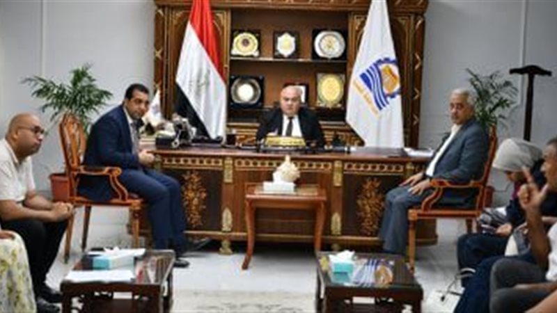 محافظ قنا و مدير