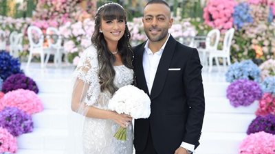 تامر عاشور وزوجته يرقصان على ألحان 