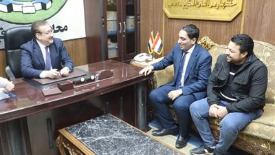محافظ المنوفية يفحص عدد من الشكاوى ويأمر بصرف مساعدة مالية لأحد الحالات الإنسانية