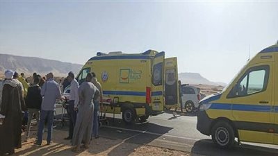 مصرع وإصابة 13 شخصًا جراء حادث انقلاب سيارة بالطريق الصحراوي الشرقي