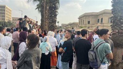 احتشاد آلاف الطلاب أمام جامعة القاهرة تنديدًا بالقصف الإسرائيلى لـ غزة
