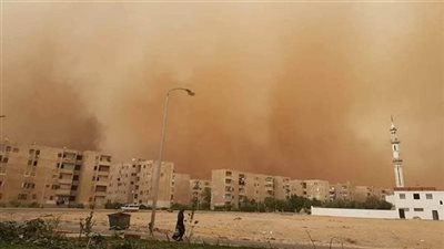 بسبب تقلبات الجوية.. إصابة شخصين إثر سقوط لافتة إعلانية بالزقازيق 