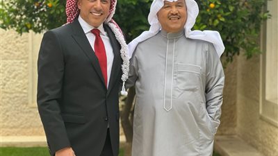 محمد عبده وعمر العبد اللات يغنيان في حفل زفاف الأمير الحسين