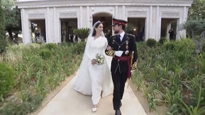 وقار ورقى وبساطة.. إطلالة جذابة للأميرة رجوة بحفل زفافها على ولى عهد الأردن