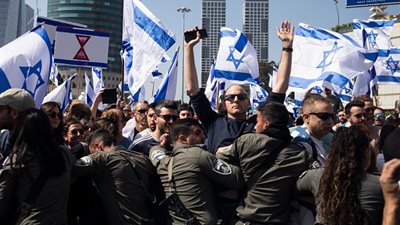 الاحتلال يفض مظاهرة تطالب بصفقة تبادل المحتجزين في تل أبيب