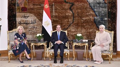 السيسي وقرينته يستقبلان قرينة رئيس أمريكا 