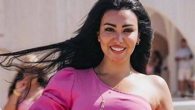 كواليس محاكمة المتهمين بسرقة ميرهان حسين من داخل قفص الاتهام