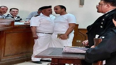 بالأبيض ممسكًا بالمصحف.. الظهور الأول لسائق الأوبر في أولى جلسات 