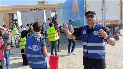 بدء دخول شاحنات المساعدات إلى قطاع غزة من معبر رفح