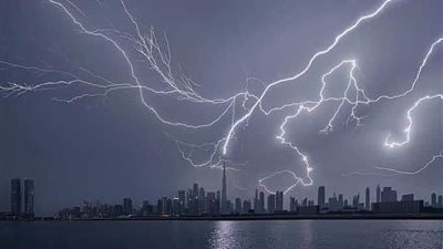 حالة من الذعر تنتاب أهالي الإمارات بسبب السحب الركامية