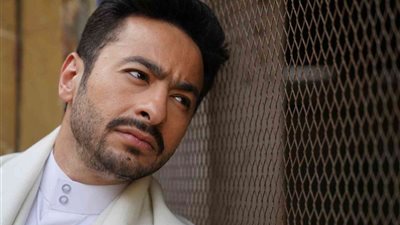 ابنتها حيه في حضنها.. الموت يفجع الفنان حمادة هلال والحزن يسيطر عليه