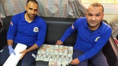 في لفته إنسانية.. مسعفان يعيدا ربع مليون جنيه لأسرة مصاب فى حادث بالقاهرة