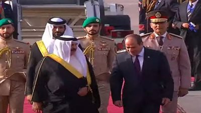 بمطار القاهرة الدولي.. السيسي يستقبل نظيره البحريني