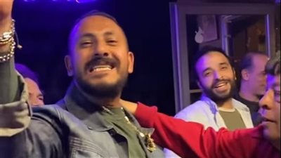 كسرت الدنيا.. هاني محروس يحتفل بنجاح أغنية 