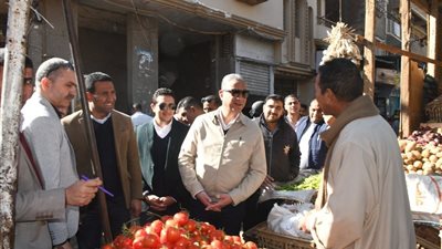 محافظ الفيوم يتفقد الأسواق والمحلات التجارية للإطمئنان على توافر السلع واستقرار الأسعار
