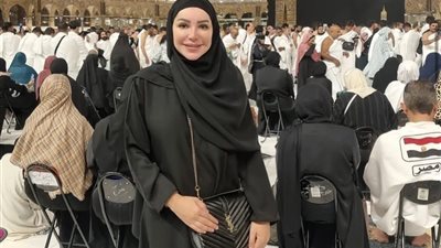 إنجي علاء تنشر صوراً من أمام الكعبة المشرفة