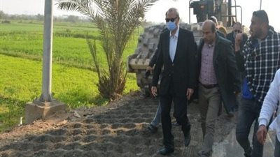 متابعة أعمال الرصف ضمن الخطة الاستثمارية للعام المالي 2022ـ 2023 بشبين القناطر