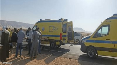 دراجة نارية مسرعة تُصيب سيدتين أثناء عبورهما طريق طاميه في الفيوم