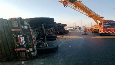 انقلاب مقطورة وراء زحام طريق مصر الإسماعيلية الصحراوي