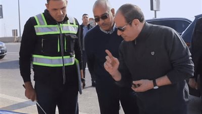 بالفيديو.. السيسي يتفقد مشروعات الطرق والمحاور في القاهرة الجديدة