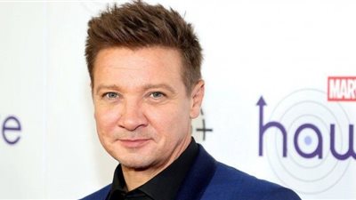 بعد تداول أنباء بتر ساق بطل عالم مارفل.. جيرمي رينر يعود من جديد