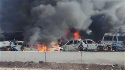 اشتعال النيران فى سيارة إثر حادث تصادم بالتجمع