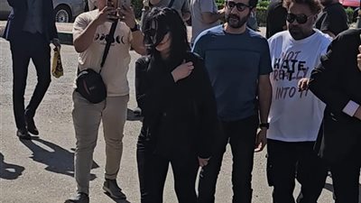 وصول نجوم الفن لحضور جنازة  الفنان صلاح السعدني