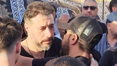 بملابس سوداء وملامح حزينة.. انهيار أحمد السعدني أثناء دفن والده