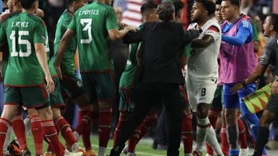 فوضى وإيقافات.. أحداث مثيرة تهز مباراة أمريكا والمكسيك