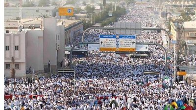 المسيرة الأجمل في العالم.. تفويج الحجاج من مني إلى جبل عرفات