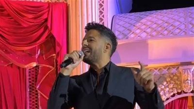 بمشاعر عفوية مؤثرة.. محمد فؤاد يُقبل يد حماقي في حفل زفاف نجله