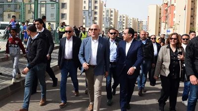 رئيس الوزراء يتفقد المشروعات الجاري تنفيذها بمدينة 