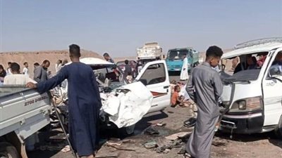 جثث وأشلاء 45 شخصا.. حصيلة حادث تصادم سيارتين بطريق أسوان (صور)