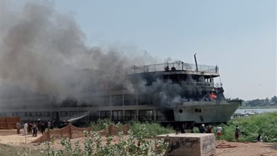 حريق هائل يلتهم مركب نيلي في حلوان