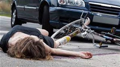 سيارة مسرعة تُصيب ربه منزل في البساتين والأمن يضبط الجاني