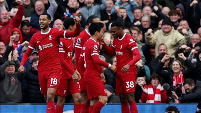ليفربول يهزم فولهام بثلاثية مثيرة ويتمسك بآماله في الدوري الإنجليزي