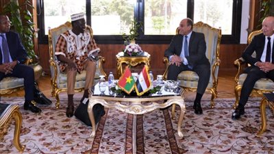 وزير الطيران المدنى يبحث مع وزير النقل ببوركينا فاسو سبل التعاون المشترك