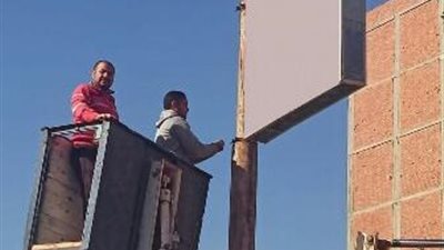 حملات مكثفة لإزالة الإعلانات واللوحات غير المرخصة بالشرقية 