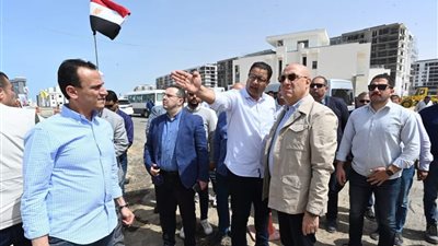 وزير الإسكان يتفقد أعمال التشطيبات بالمباني في العلمين الجديدة