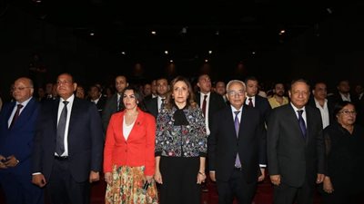 وزيرة الثقافة تشهد العرض المسرحي 