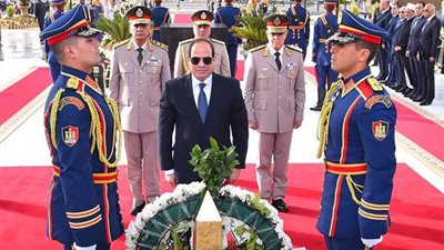 السيسي يضع إكليل زهور على النصب التذكاري لشهداء القوات المسلحة