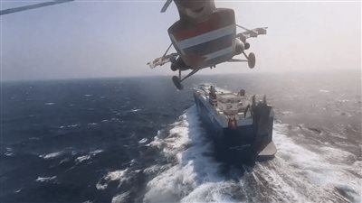 «الحوثيين» تُطلق صاروخًا باليستيًا يصيب سفينة تحمل علم جزر مارشال