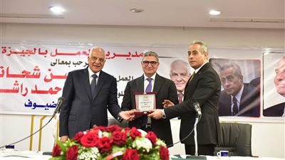 تكريم عاملين تقديرًا لجهودهم في أداء العمل بمحافظة الجيزة
