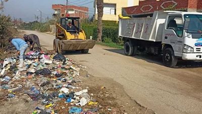 جمع ورفع أطنان قمامة ومخلفات من مركز فايد بالإسماعيلية