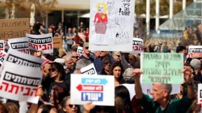 إحتجاجات ومظاهرات أمام منزل نتنياهو وقذف أحذية على 