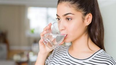 صدمة المعدة للصائم.. الطريقة الصحيحة لشرب الماء خلال شهر رمضان