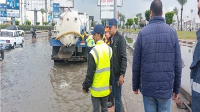 محافظ الإسكندرية يشدد على رؤساء الأحياء ضرورة التعامل مع الحالات الناجمة عن آثار الأمطار