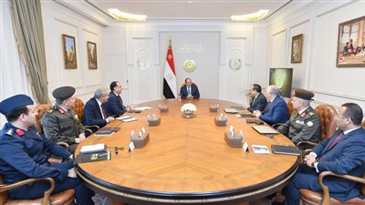 السيسي يجتمع برئيس مجلس الوزراء وعدد من المسئولين